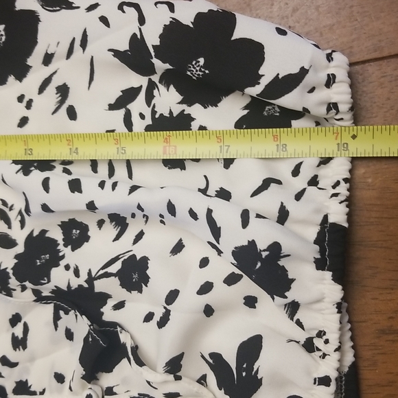 Pretty cream and black floral top - Picture 12 of 13